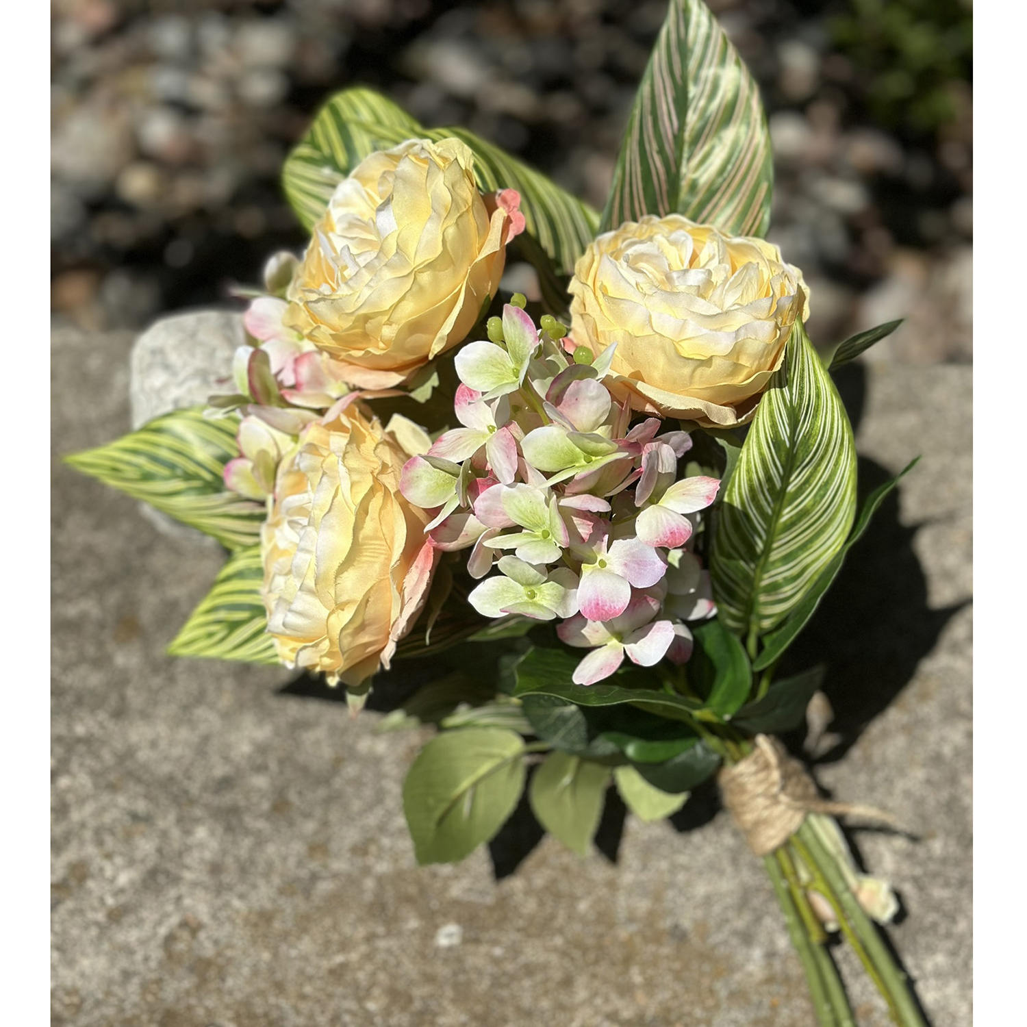 BOUQUET YELLOW CABBAGE ROSE